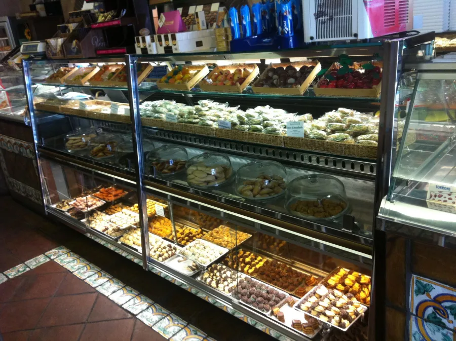 La vetrina della pasticceria del Caffè appena accesa
