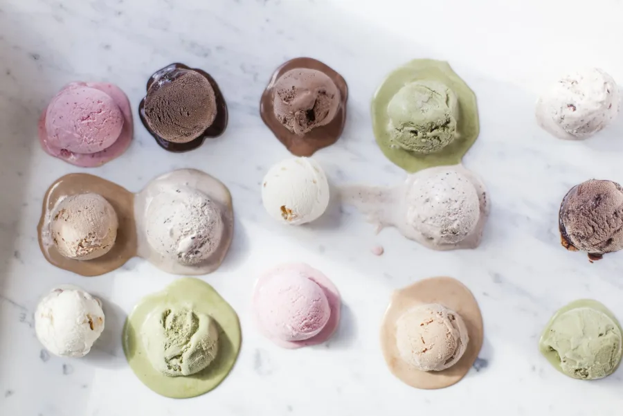 I gusti del gelato allineati su marmo