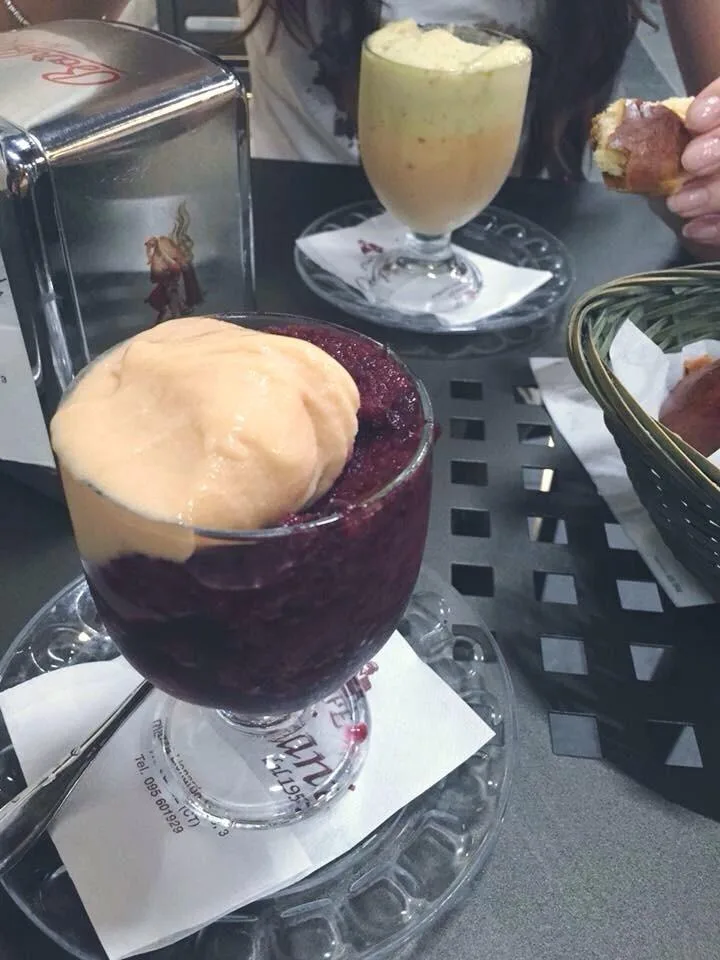 Granita al gelso con brioche sul bicchiere