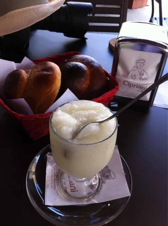 Granita di mandorla con brioche nel cestino, sul tavolo del Caffè