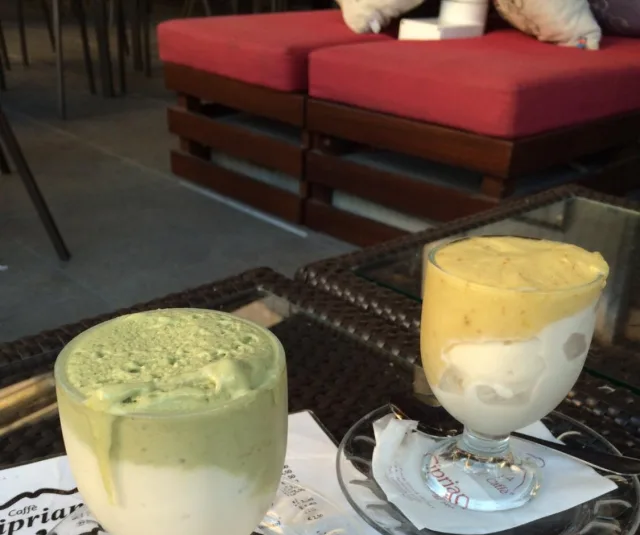 Due granite sul tavolo: pistacchio e mandorla