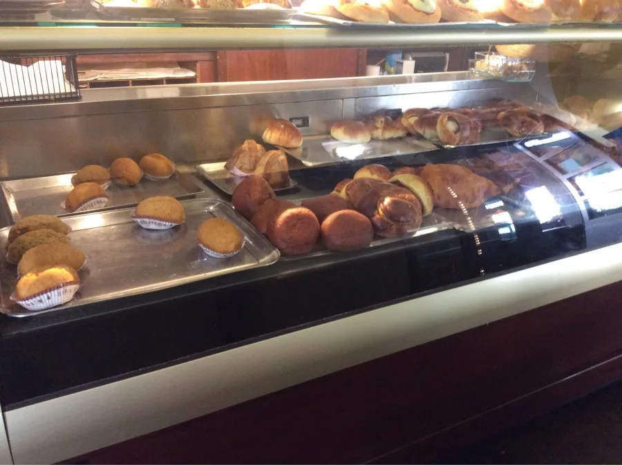 Il banco della tavola calda con arancini e rustici